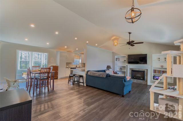 6729 Rollingwood Drive, Clemmons, NC 27012