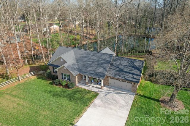 6729 Rollingwood Drive, Clemmons, NC 27012