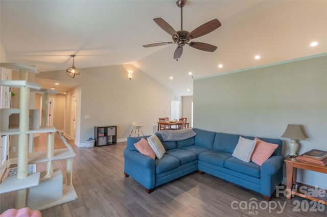 6729 Rollingwood Drive, Clemmons, NC 27012