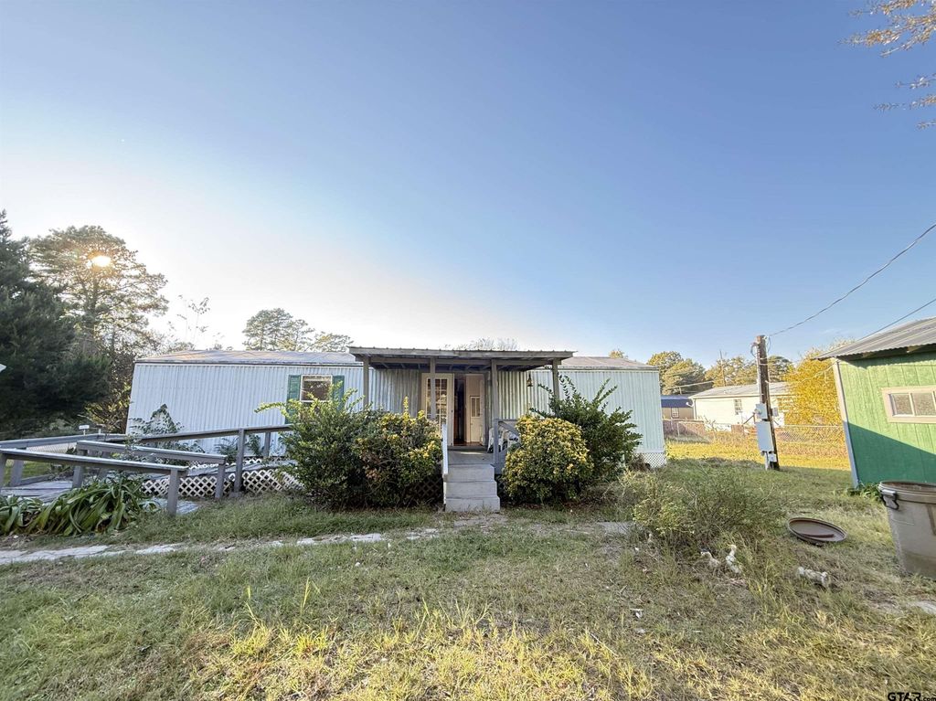 5333 Skyline Dr, Chandler, TX 75758