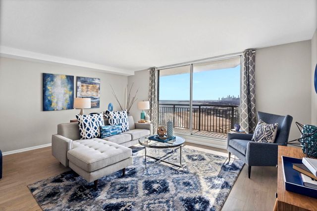 6007 N Sheridan Road 23G, Chicago, IL 60660