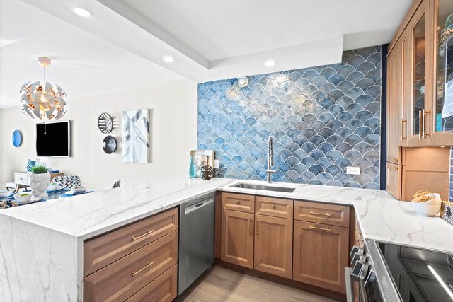 6007 N Sheridan Road 23G, Chicago, IL 60660