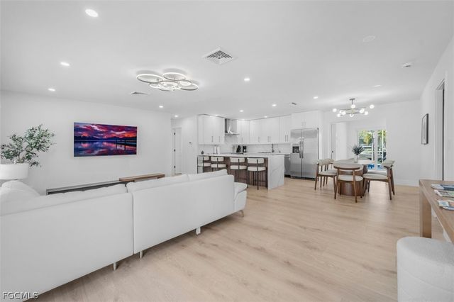 4625 Forest Glen DR, North Fort Myers, FL 33903