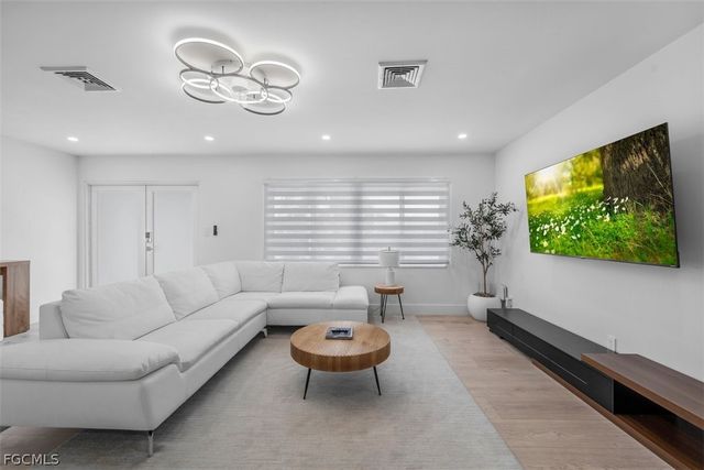 4625 Forest Glen DR, North Fort Myers, FL 33903