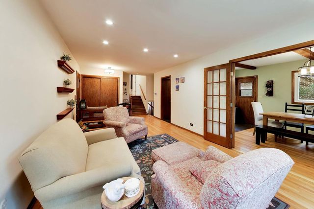 1216 E Mayfair Road, Arlington Heights, IL 60004