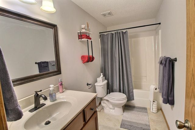 12318 E Lincoln Ct, Wichita, KS 67207