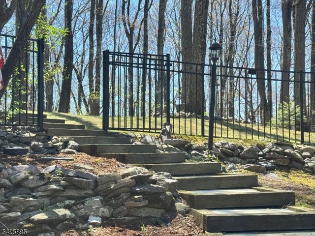 32 Saint Bernards Rd, Rockaway Twp., NJ 07885