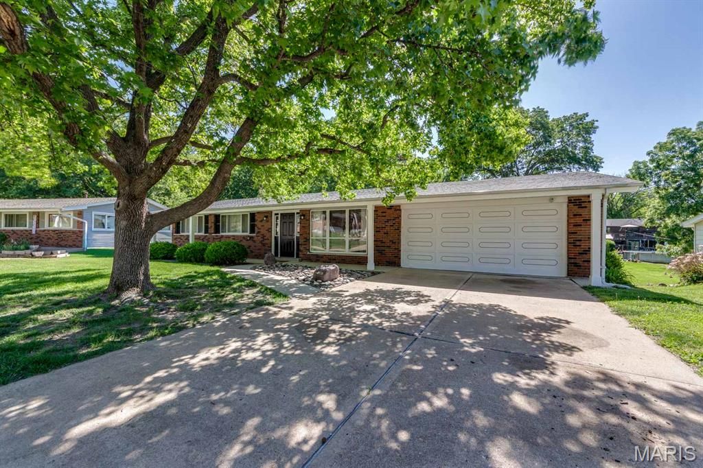 Image 1 of property listing at 20 Elderwood Court, St Louis, MO 63026