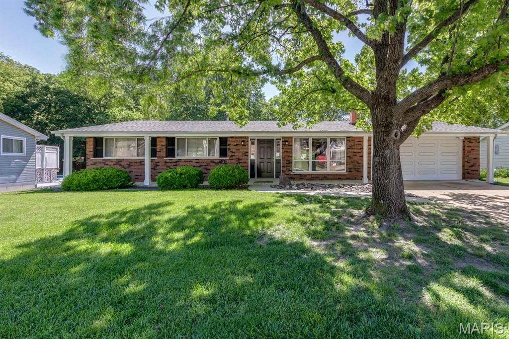 Image 2 of property listing at 20 Elderwood Court, St Louis, MO 63026