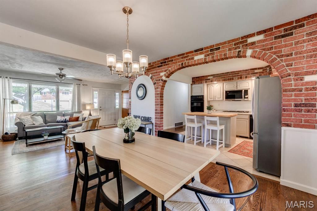 Image 11 of property listing at 20 Elderwood Court, St Louis, MO 63026