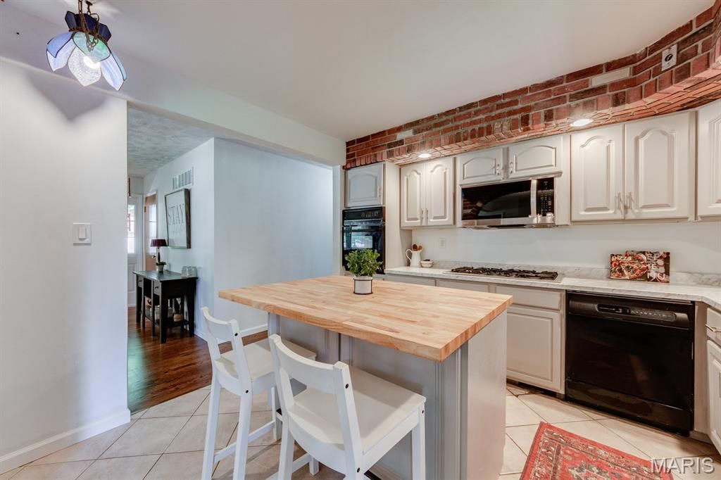 Image 12 of property listing at 20 Elderwood Court, St Louis, MO 63026
