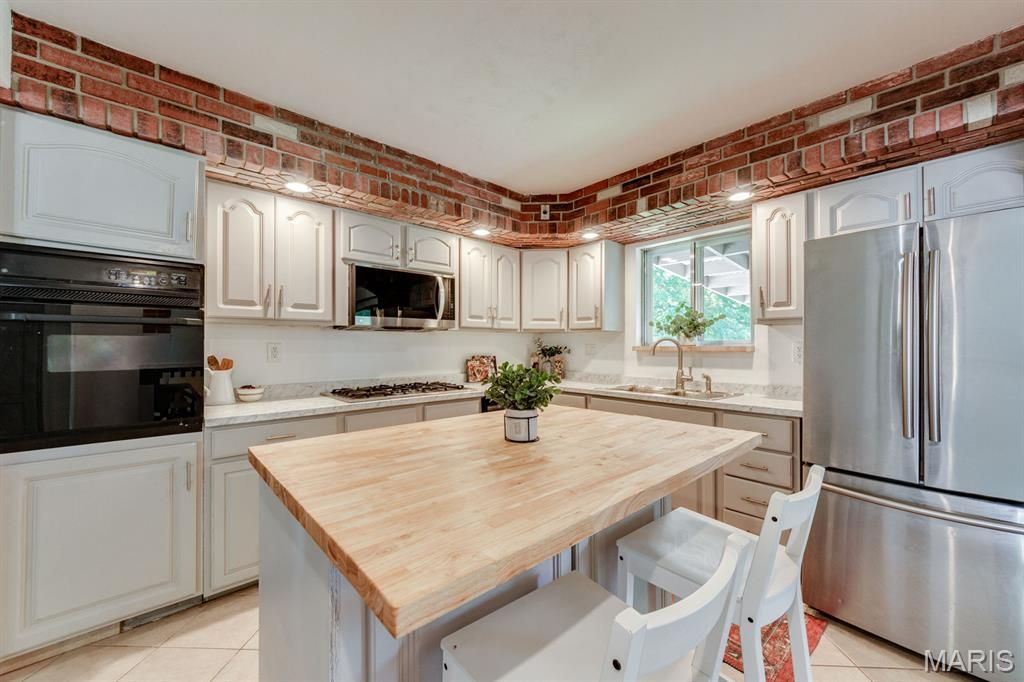 Image 13 of property listing at 20 Elderwood Court, St Louis, MO 63026