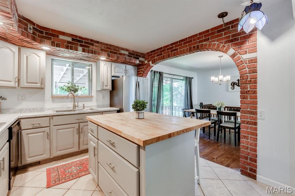 Image 14 of property listing at 20 Elderwood Court, St Louis, MO 63026