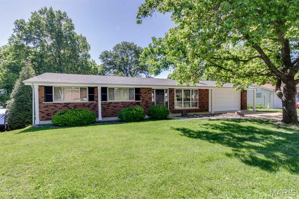 Image 3 of property listing at 20 Elderwood Court, St Louis, MO 63026