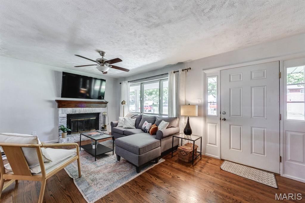 Image 4 of property listing at 20 Elderwood Court, St Louis, MO 63026