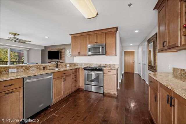 412 Kelburn Road 212, Deerfield, IL 60015