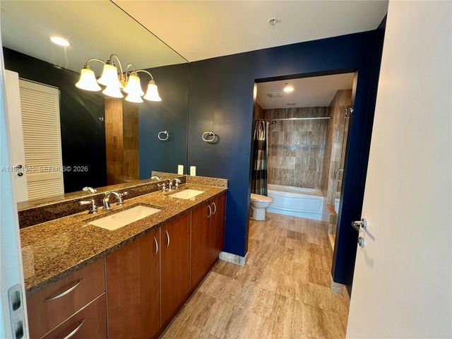 300 S Biscayne Blvd 3614, Miami, FL 33131