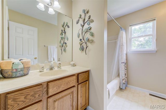 380 Huntleigh Manor Drive, St Charles, MO 63303