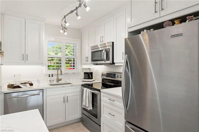 300 Forest Lakes BLVD 112, Naples, FL 34105