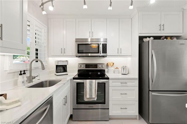 300 Forest Lakes BLVD 112, Naples, FL 34105