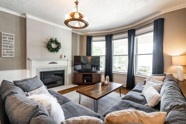 1550 E Irving PLACE, Milwaukee, WI 53202