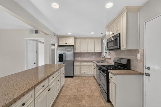 3941 Downey Way, Sacramento, CA 95817
