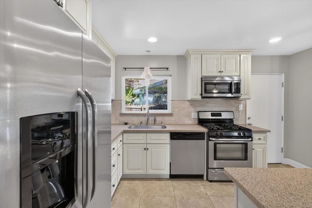 3941 Downey Way, Sacramento, CA 95817