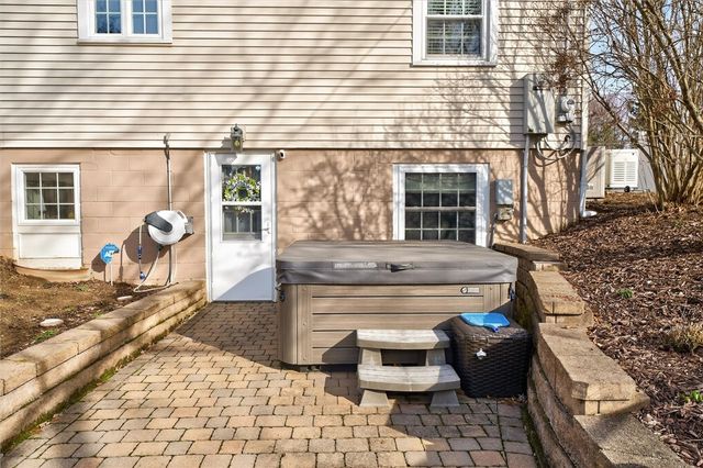 28 Southwick Dr, Webster, NY 14580