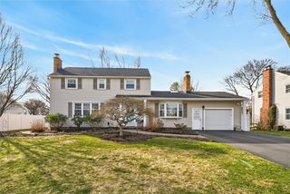 28 Southwick Dr, Webster, NY 14580