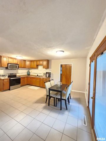 112 N Parrish Lane, Carbondale, IL 62901