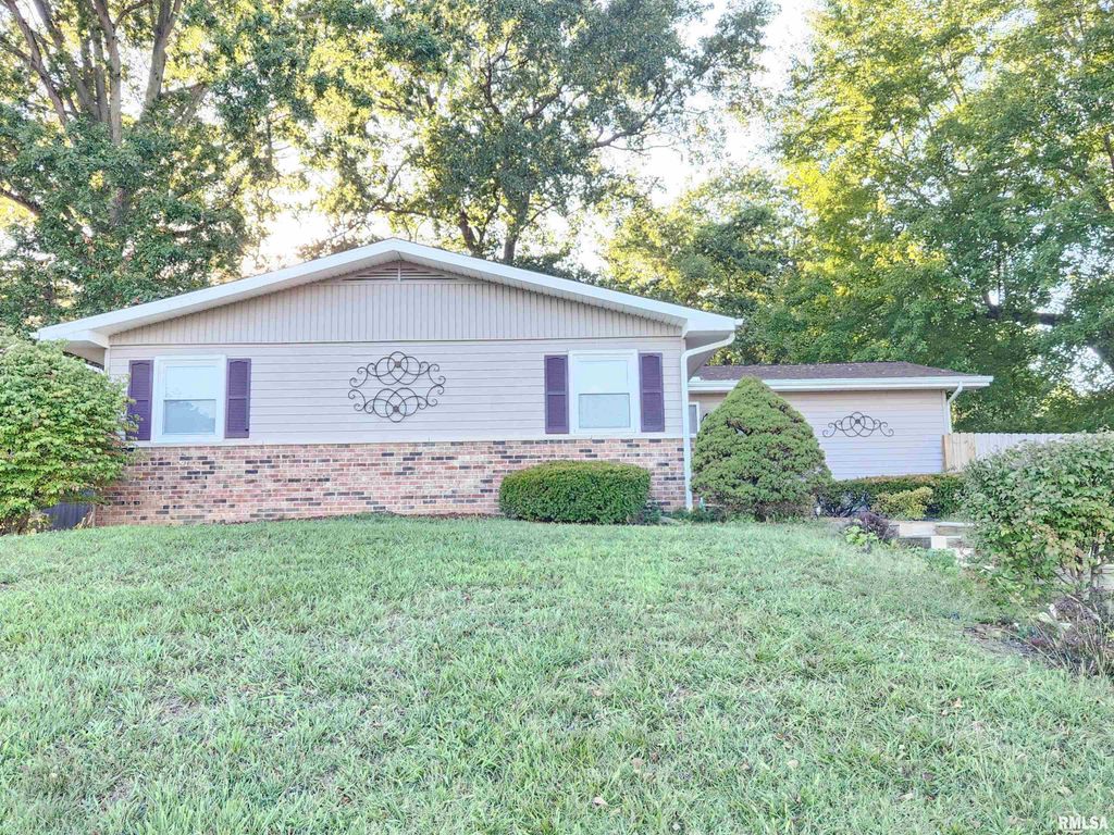 112 N Parrish Lane, Carbondale, IL 62901