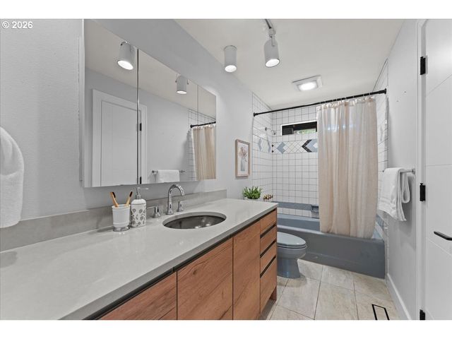 419 RIDGE CREST Dr, Oregon City, OR 97045