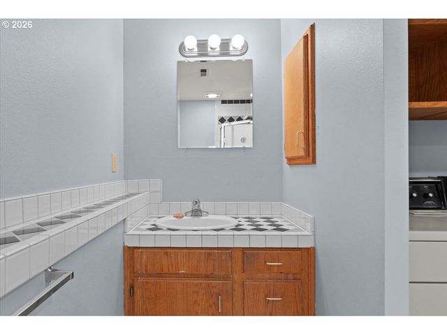 419 RIDGE CREST Dr, Oregon City, OR 97045