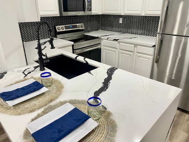 300 W Palm Cir W 307, Pembroke Pines, FL 33025