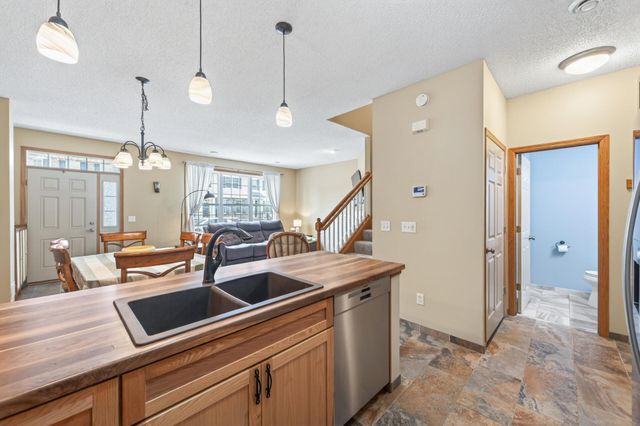 7606 11th Street N, Oakdale, MN 55128