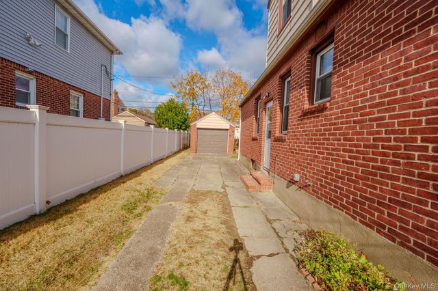 123 Nugent Street, New Hyde Park, NY 11040