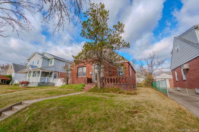 123 Nugent Street, New Hyde Park, NY 11040