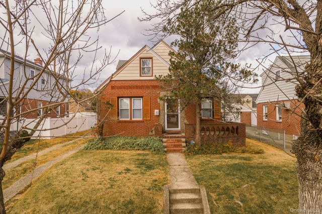 123 Nugent Street, New Hyde Park, NY 11040