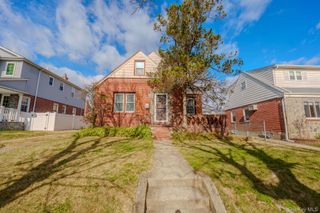 123 Nugent Street, New Hyde Park, NY 11040