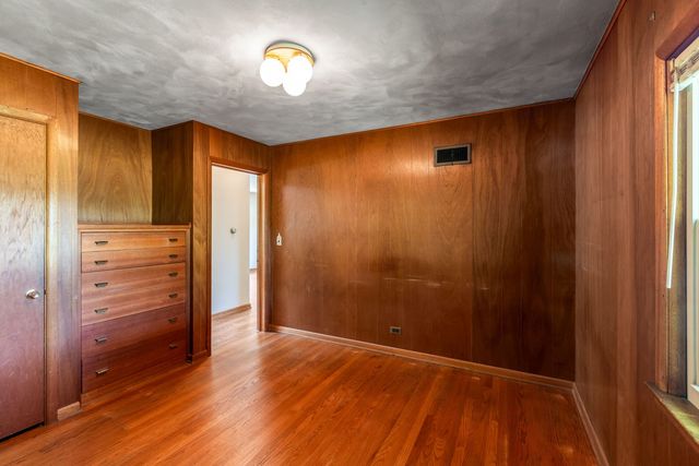 27 Pleasant Avenue, Highwood, IL 60040