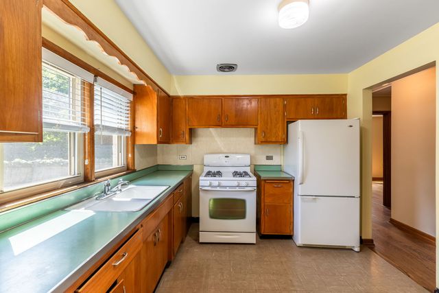 27 Pleasant Avenue, Highwood, IL 60040