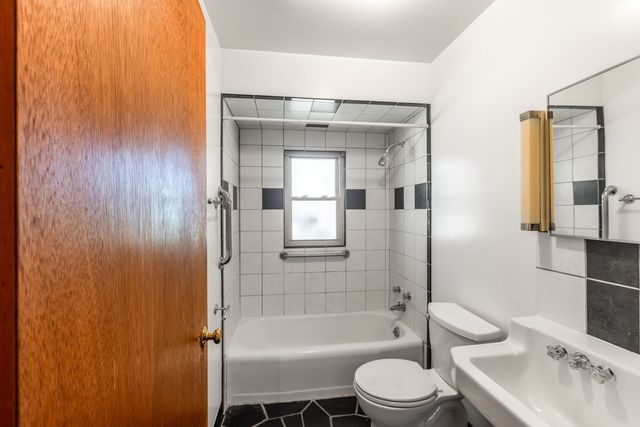 27 Pleasant Avenue, Highwood, IL 60040