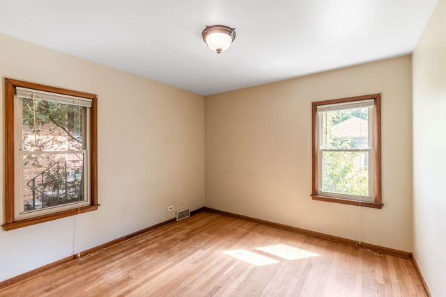 27 Pleasant Avenue, Highwood, IL 60040