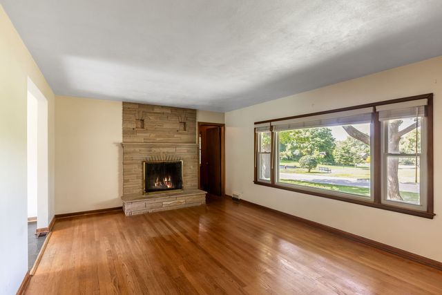 27 Pleasant Avenue, Highwood, IL 60040