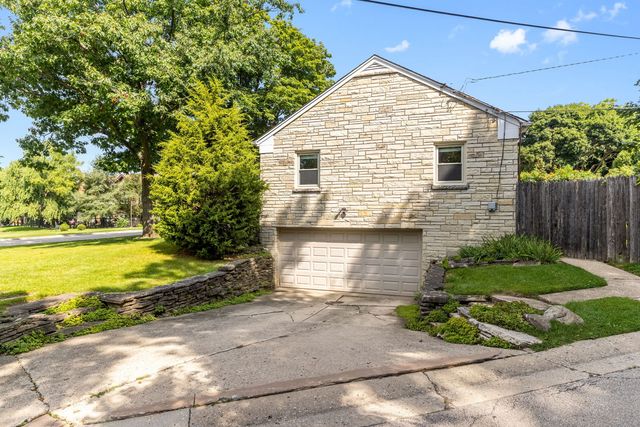27 Pleasant Avenue, Highwood, IL 60040