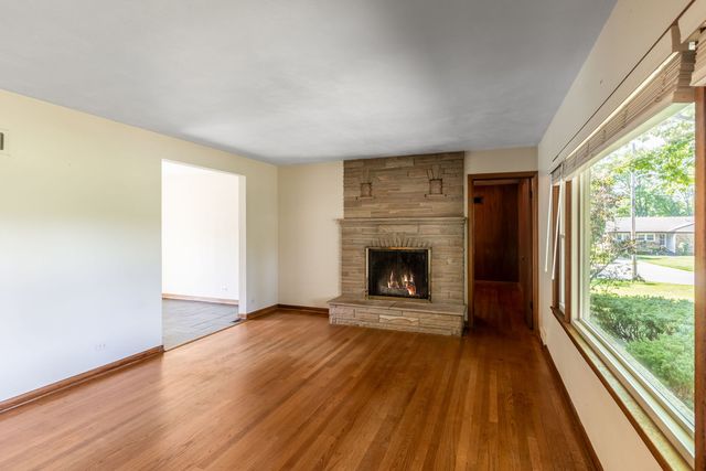 27 Pleasant Avenue, Highwood, IL 60040
