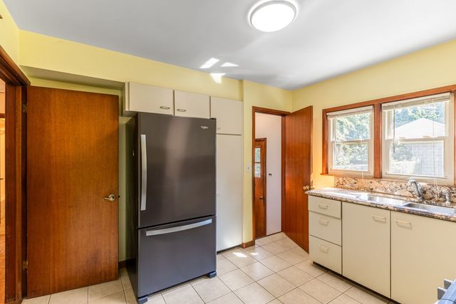 27 Pleasant Avenue, Highwood, IL 60040