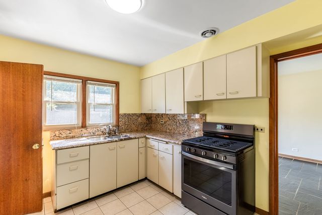 27 Pleasant Avenue, Highwood, IL 60040