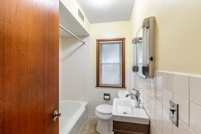 27 Pleasant Avenue, Highwood, IL 60040
