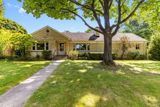 27 Pleasant Avenue, Highwood, IL 60040